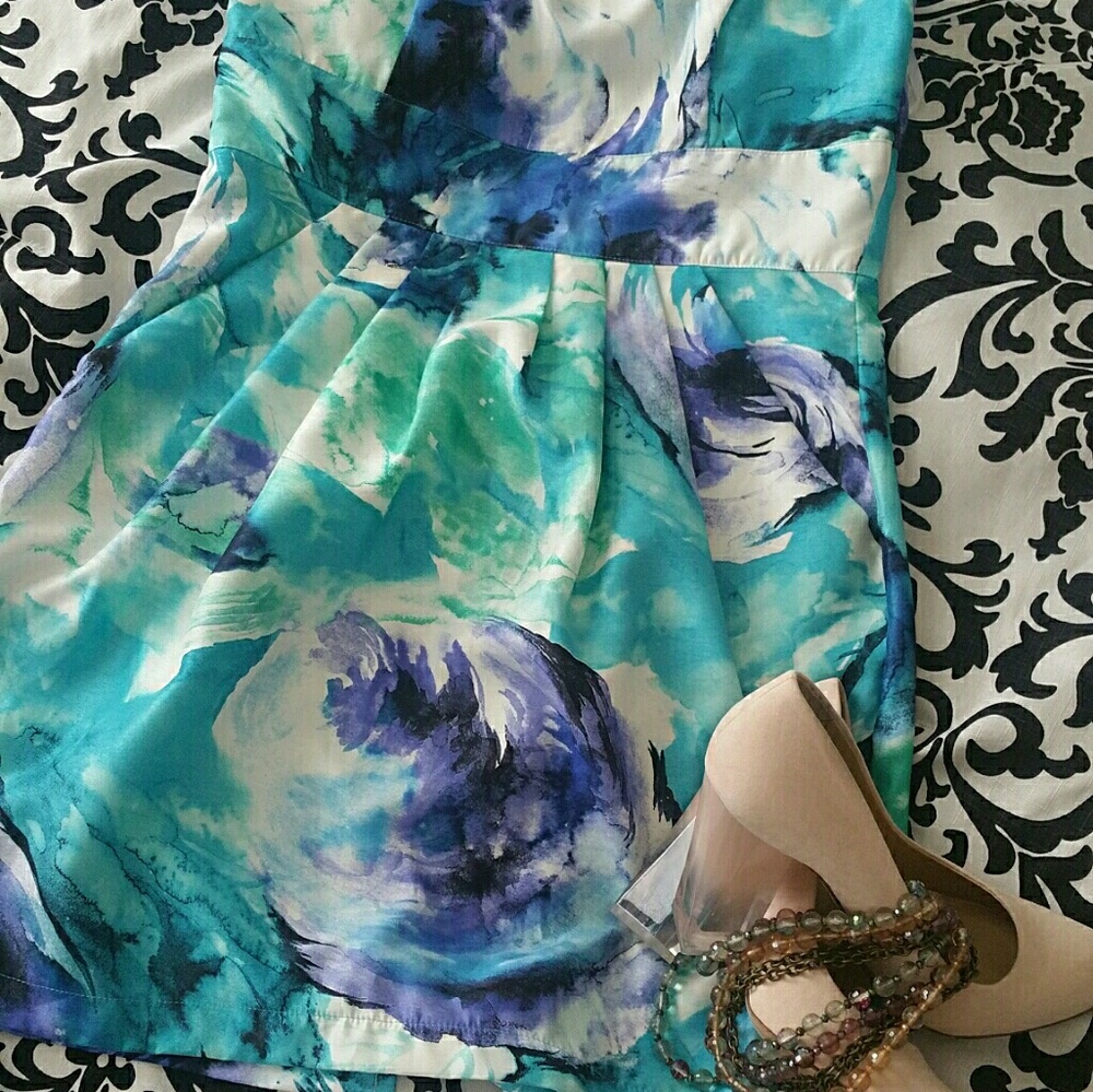 Awesome floral party dress with pockets.
